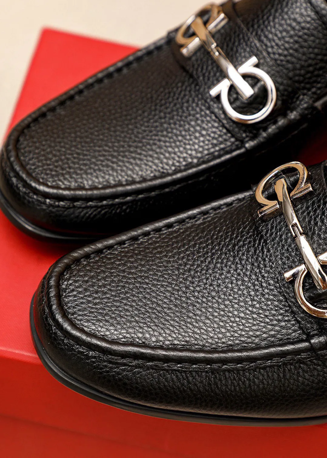 Men's shoes 💰480 💐 Product trademark: Ferragamo "Ferragamo" casual leather shoes Regular size: 38-44 (45🉑️customized) Product materials: Selected imported first-layer pebbled cowhide leather upper + luxury hardware buckle, imported water-dyed cowhide leather lining. Strong three-dimensional visual effect, original outsole color: 4⃣️seed leather materials available